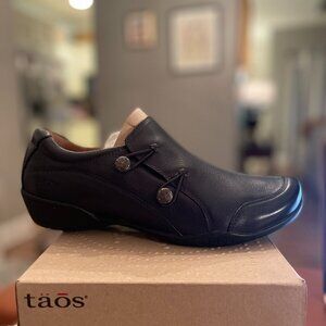 Taos Footwear Encore Navy Leather Round Toe Bungee Side Closure Low Heel Loafer